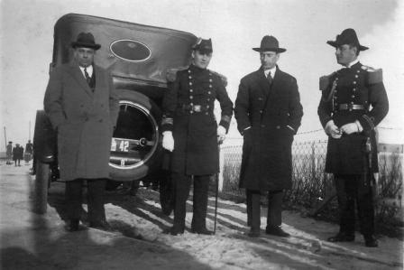 http://gadu.7dejunio.com.ar/ImagenNovedades/4_-_Sept-1925_Bronzini_junto_a_oficiales_repulse.jpg